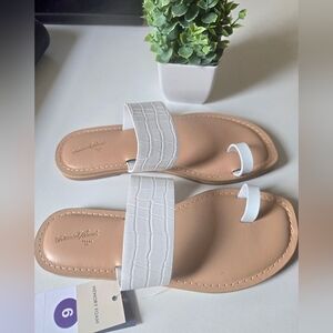 Universal Thread White Croc-Embossed Sandals Size 6/ 9